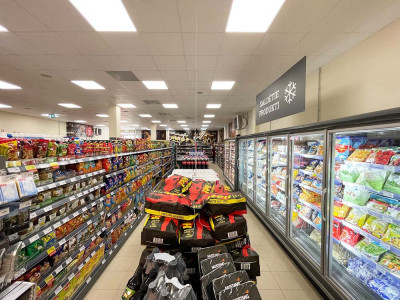 BUTIKSHYLLOR - LEVERANS OCH MONTERING I DEN NYA BUTIKEN I "TOPPEN" BUTIKSNÄTVERK 11